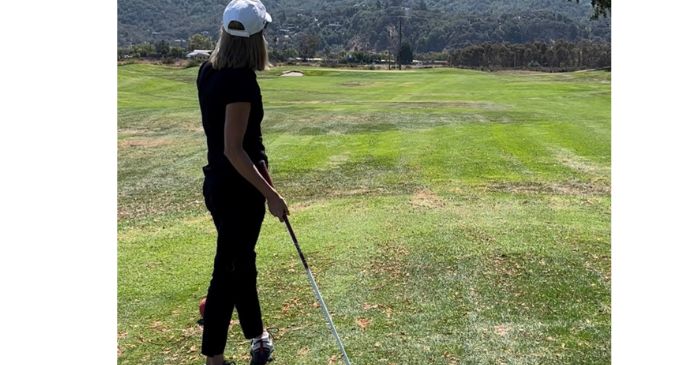 Karen playing golf/blog post-hobbies for women over 50